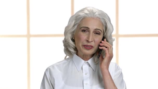Close-up vriendelijke volwassen vrouw praten op telefoon. — Stockvideo