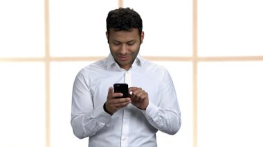 İş adamı cep telefonuyla internette sörf yapıyor.