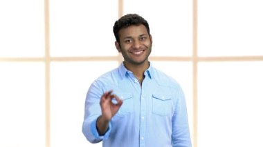 Gülümseyen işadamı iyi bir sembol gösteriyor.