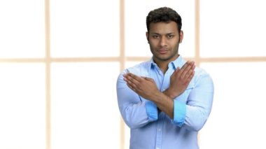 Kendine güvenen işadamı elleriyle hareket etmeyi kes..