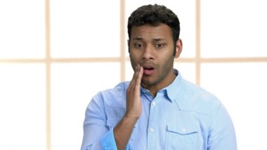 Diş ağrısından muzdarip genç adama yakın durun..