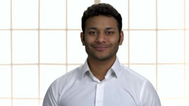 Kameraya bakan dost canlısı iş adamlarına yaklaş..