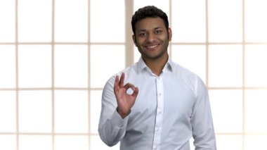 Yakışıklı iş adamı tamam işareti gösteriyor.