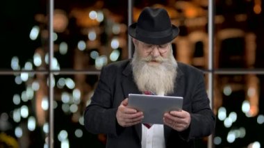 Üst düzey işadamı dijital tablette oyun oynuyor.