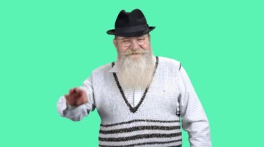 Renk arkaplanında ok simgesi gösteren kıdemli adam.