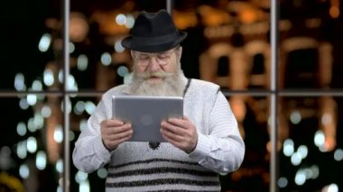 Dijital tablette komik bir son sınıf öğrencisi oyunu oynuyor.