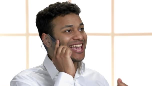 Zamknij się szczęśliwy biznesmen mówi przez futurystyczny telefon. — Wideo stockowe