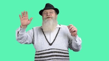 Görünmez dokunmatik ekranda çalışan yaşlı sakallı adam..