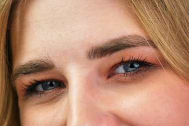 Gülümseyen genç bir kızın mavi gözlerini kapat..