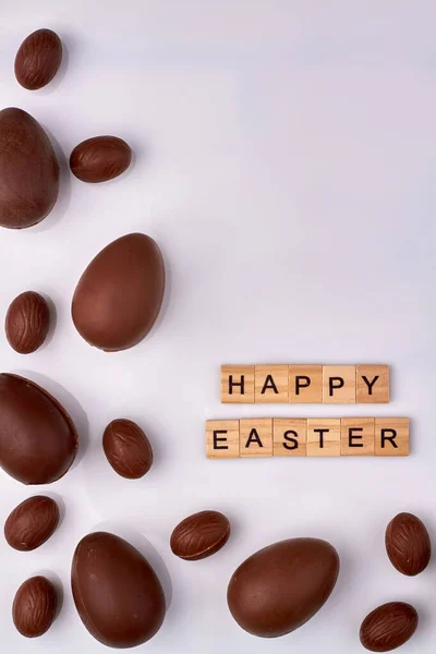 Happy easter with chocolate eggs and copy space. — Foto de Stock