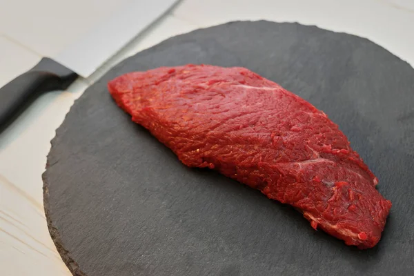 Close-up raw edible meat. Uncooked fresh beaf meat. — Foto de Stock