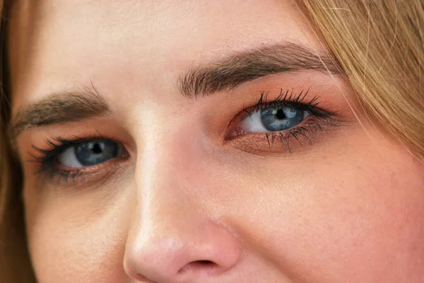 Close up sexy jovem de olhos azuis vista feminina. — Fotografia de Stock