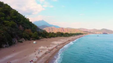 Kıyı şeridinin, dağların ve mavi denizin hava panoramik manzarası.