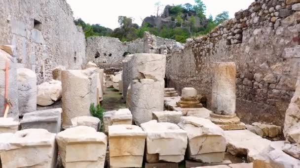 Archaeological ruins of an ancient building. — Stock Video