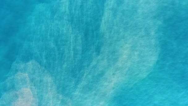 Vue aérienne d'une texture d'eau de mer cristalline. — Video