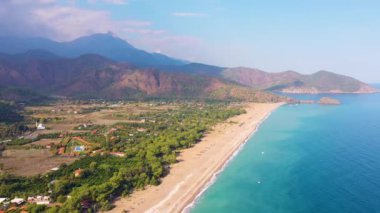 Güzel sahil kasabası ve dağların manzarası.