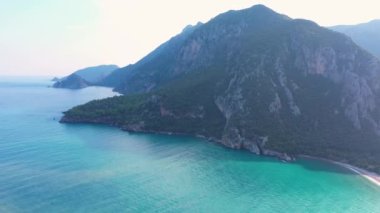 Kayalık dağların ve deniz koyunun havadan görünüşü.