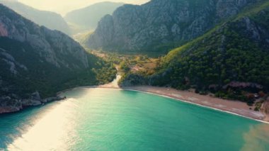 Deniz koyunun, kıyı şeridinin ve dağların havadan görünüşü.