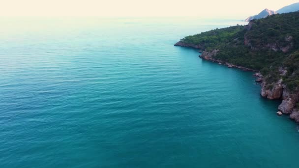 Schöne Meereslandschaft mit Blick auf felsige Berge im Meer. — Stockvideo