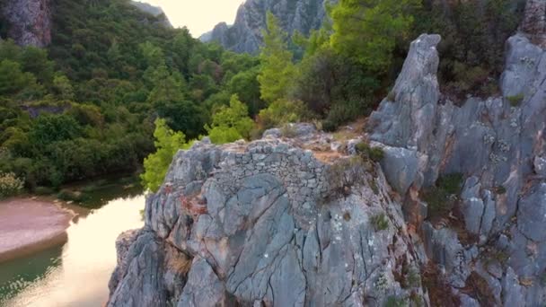 Neuvěřitelné šedé skalní útvary. Národní park Manavgat. — Stock video