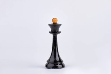 Beyaz arkaplanda siyah satranç taşı izole.