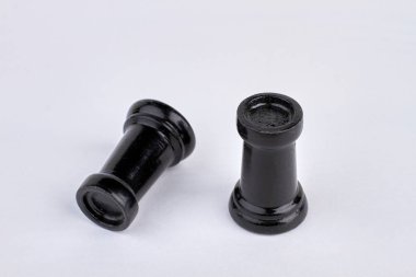 Kara kale satranç taşının yanında duruyor..