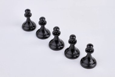 Piyon satranç taşları beyaz arkaplanda izole edildi.