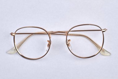 Beyaz arkaplanda izole edilmiş altın antika gözlük.