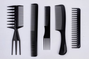 Beyaz arkaplanda izole edilmiş saç için plastik tarak koleksiyonu.