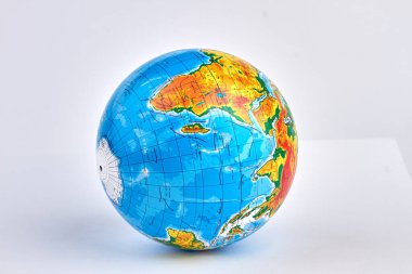 Yuvarlak renkli okul küresi beyaz arka planda izole edildi.