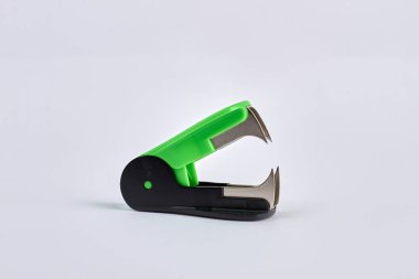 Beyaz arkaplanda yeşil zımba çıkarıcı izole edildi.