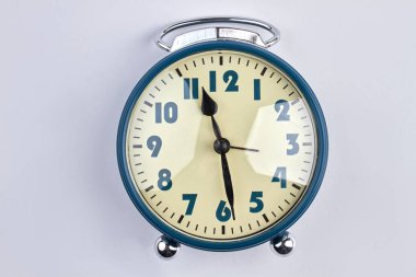 Beyaz arkaplanda izole edilmiş eski usul çalar saat.