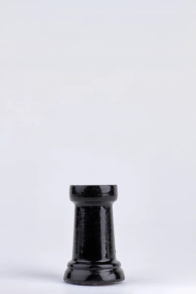 Peça de xadrez preto torre de madeira. Isolado sobre fundo branco. — Fotografia de Stock