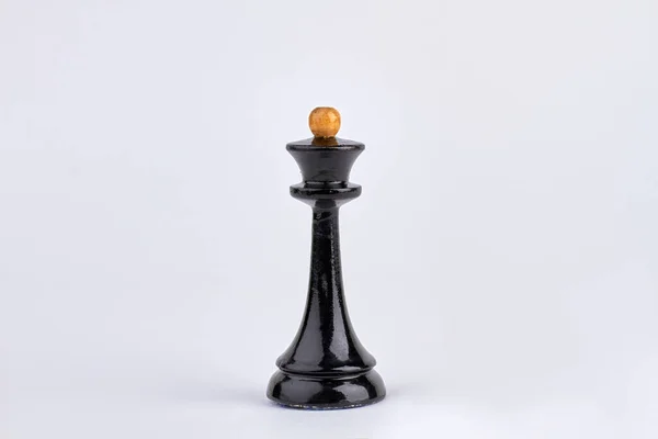 Zwart schaakstuk geïsoleerd op witte achtergrond. — Stockfoto