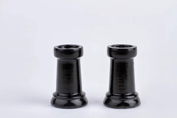 Duas peças de xadrez contra fundo branco. — Fotografia de Stock