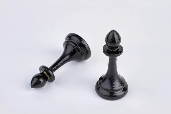 Duas peças de xadrez preto isolado no fundo branco. — Fotografia de Stock