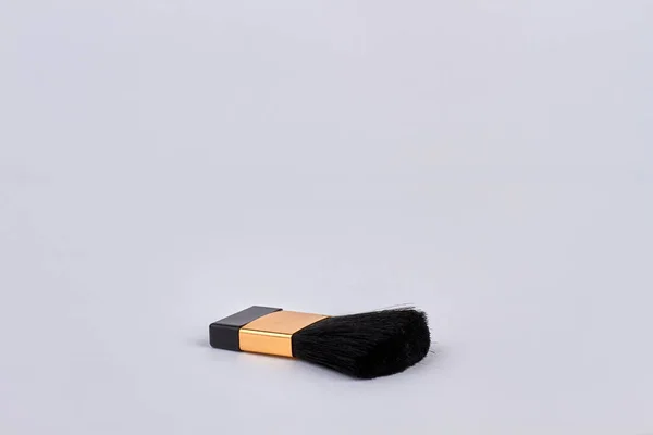 Brosse de maquillage isolée sur fond blanc. Outil pour maquilleur. — Photo