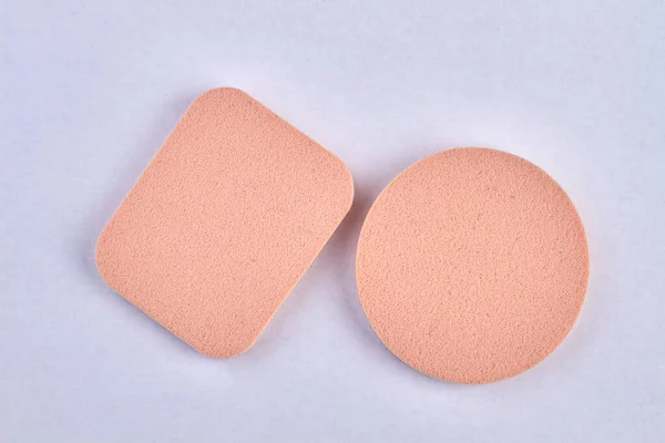 Duas esponjas cosméticas isoladas sobre fundo branco. — Fotografia de Stock