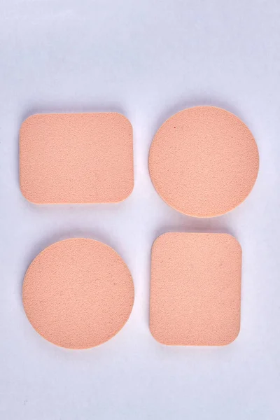 Чотири макіяжні губки ізольовані на білому тлі . — стокове фото
