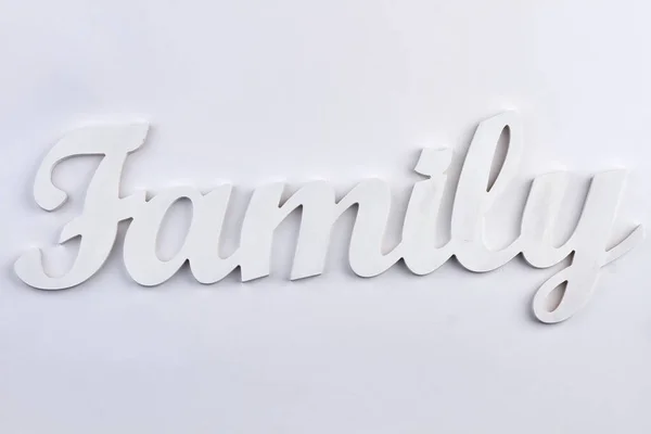 Witte hoofdletters vormen de inscriptie FAMILIE close-up. — Stockfoto