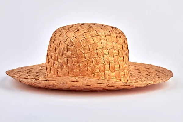 Sombrero de paja de verano aislado sobre fondo blanco. — Foto de Stock