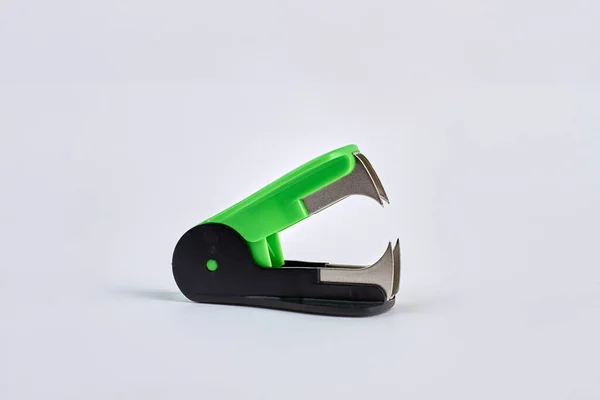 Removedor grampeador verde isolado no fundo branco. — Fotografia de Stock