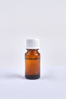 Sıvı ile küçük kahverengi tıbbi şişe. Beyaz arkaplanda izole.