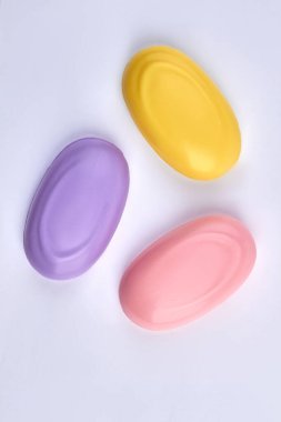 Beyaz arkaplanda üç yeni sabun çubuğunun üst görünümü.