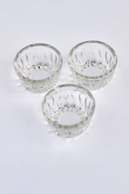 Beyaz arkaplanda izole edilmiş boş cam kaselerin üst görünümü.
