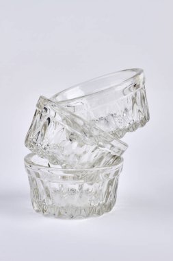 Beyaz arka planda izole edilmiş üç kristal kap.