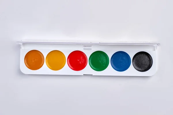 Draufsicht der Aquarellfarben-Palette isoliert auf weißem Hintergrund. — Stockfoto