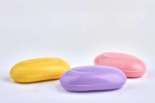 Trzy kolorowe sztabki mydła odizolowane na białym tle. — Zdjęcie stockowe