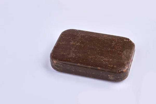 Barra de jabón casera natural marrón sobre fondo gris. — Foto de Stock
