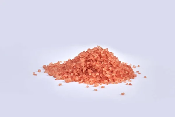 Stos soli himalajskiej izolowany na białym tle. — Zdjęcie stockowe